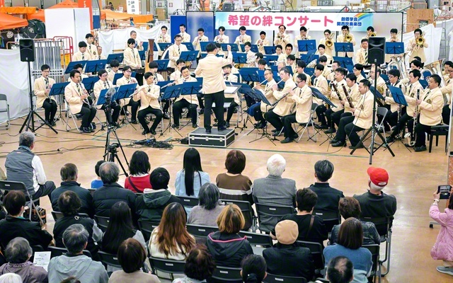 音楽隊・関西吹奏楽団による「希望の絆」コンサート（3月29日、石川・輪島市のワイプラザ輪島店で）