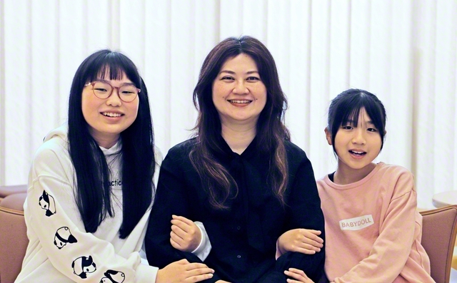 左から長女、吉田さん、次女