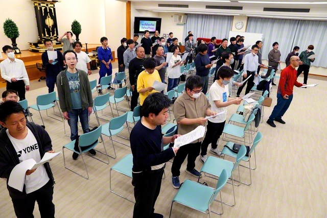 全力投球の合唱練習。真剣さと熱量が伝わってくる（徳島文化会館で）