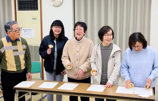 演奏前にハンドベルの音と楽譜を確認