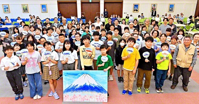 「チャンピオングループ」のメンバーが神奈川県原爆被災者の会の来賓と（10日、神奈川文化会館で）