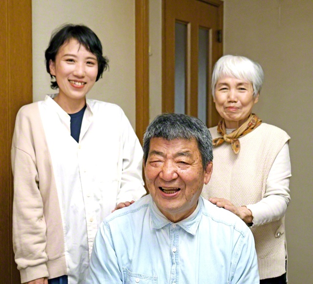明るくほほ笑む中山さん㊥と厚子さん㊧。包容力豊かな妻の香代子さんが2人を支える