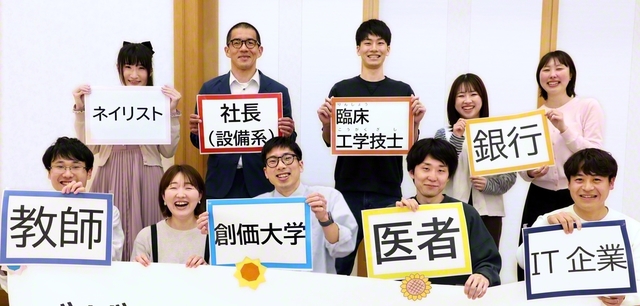 講師を務めたメンバーたちが笑顔で。多彩な職業に触れられる機会は大好評でした。下の2枚の写真は各ブースでの模様です