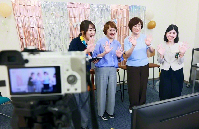 ライブ配信会場の模様（8日、九州文化会館で）