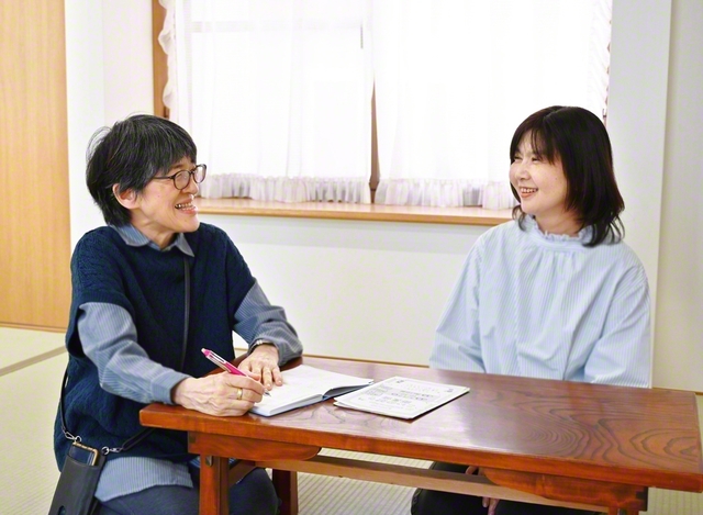 「どんな企画だったら喜んでもらえるかな？」と知恵を出し合う渡邉さん㊧と坂本さん