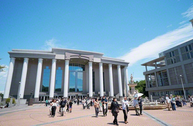 五月晴れの空の下、県内各地から多数の参加者が集った（4日、東京・八王子の創価大学で）