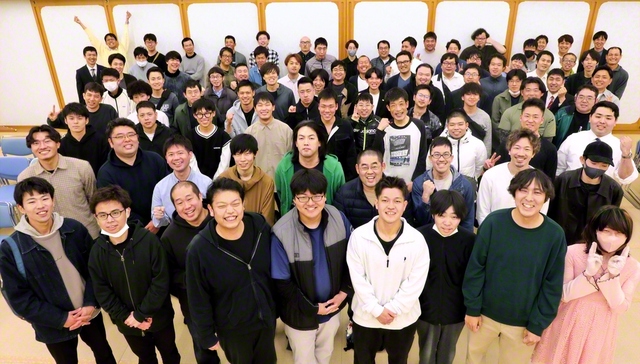 総県男子部の「男子部アップデート会議」がにぎやかに。“皆が楽しく学会活動に取り組むには”“これからの折伏や家庭訪問の在り方”などのテーマを真剣に語り合った。藤田中国男子部大学校事務局長が激励した（4月25日、鳥取北条会館で）