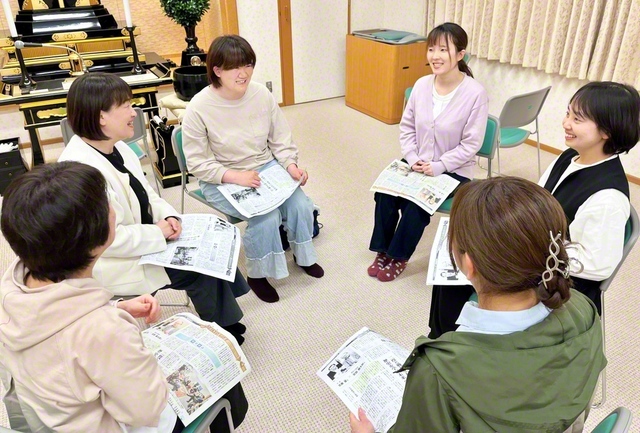【沼田県】“平和”をテーマにディスカッションを実施した沼田県。「まずは自分たちから対話に挑戦していこう」と皆で語り合った。今井総群馬女性部長が励ました(4月22日、沼田文化会館で)