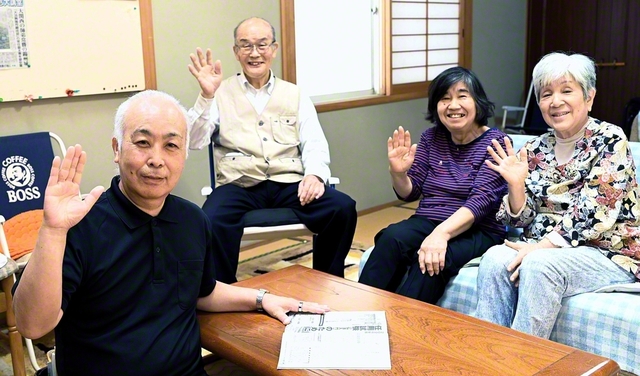 男手一つで4子を育てた水野さん㊧。信仰体験を同志と語り合う