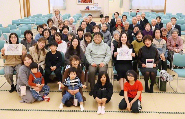 草創の友や新入会メンバー、未来っ子たちの笑顔が満開に咲いた昨年3月の伊万里常勝圏・伊万里支部の集い（伊万里会館で）