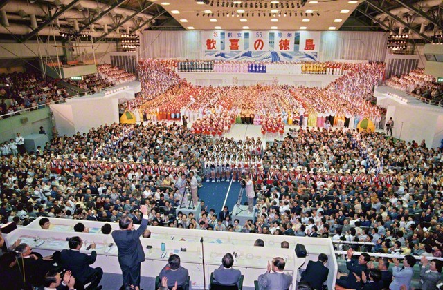 約5千人が出演した1985年4月14日の徳島青年平和文化祭。池田先生が友をたたえた（徳島市内）