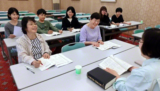 和やかな雰囲気で進む「おいでよ！　任用講座」の様子（17日、倉敷文化会館で）
