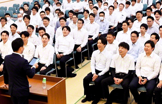 新たな決意で広布前進を約し合う総静岡男子部の部長会（17日、静岡葵文化会館で）