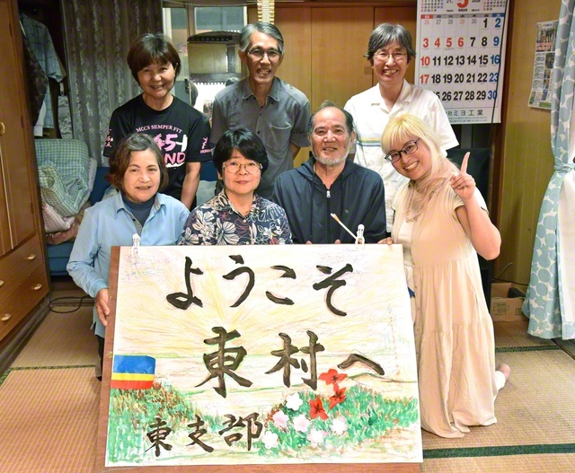 勤行会に集った東支部の同志が記念のカメラに（比嘉さん宅で）