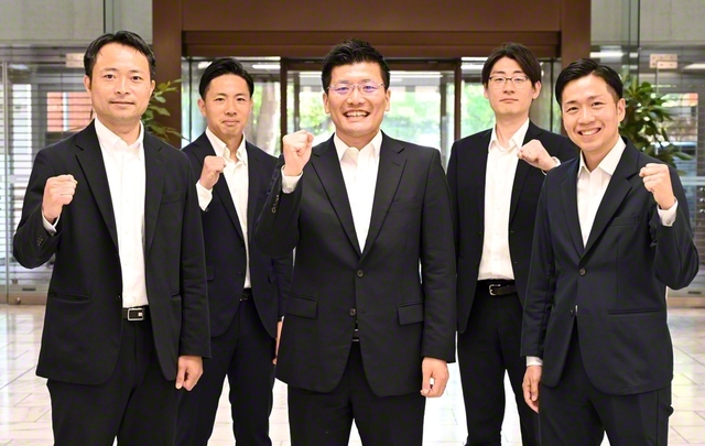前列左から、古井総神奈川青年部長、深澤東海道男子部長（総神奈川兼任）、上沢総神奈川書記長。後列左から佐々木東海道青年部長、三浦同書記長