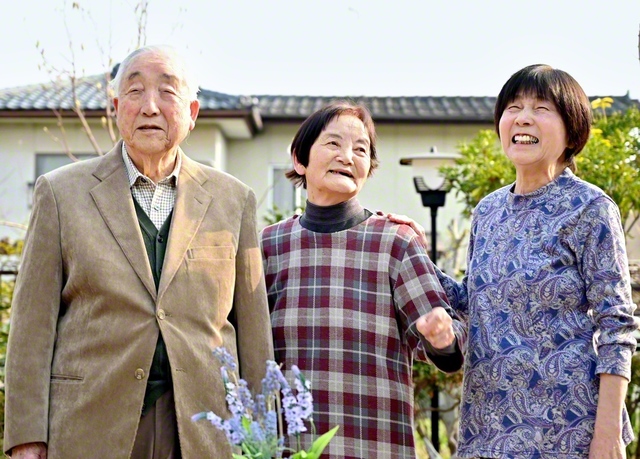 菅野栄康さん㊧と敏子さん㊥夫妻が、紹介者の菅野延子さんと。気さくな夫妻を慕って、自宅には毎日のように友が訪ねてくる