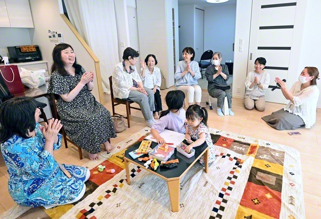 南池田区・池田支部　ひまわりグループ（杉浦茜音グループ長）と、さくらグループ（山本優子グループ長）の合同総会では、歌とクイズをにぎやかに（17日、南区内で）