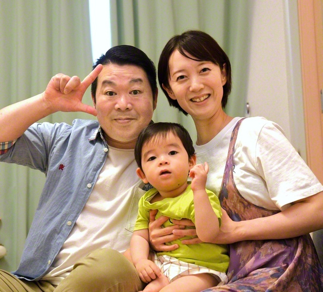 西内さん㊨が、夫・洋之さん㊧、長男と