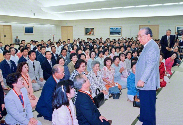 11年ぶりに奈良を訪れた池田先生。奈良代表者会議で、一人一人の参加者を包み込むように励ます（1997年5月22日、奈良国際友好会館で）