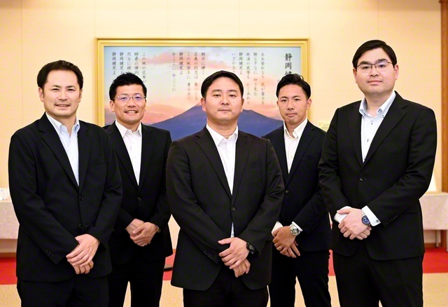 左から飯田総静岡書記長、深澤東海道男子部長、小泉総静岡青年部長、佐々木東海道青年部長、小玉総静岡男子部長