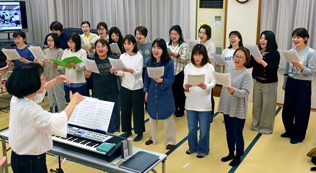 心を一つに、声に思いを響かせる合唱の練習（愛媛文化会館で）