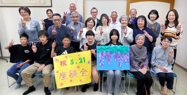 真幸ケ丘地区座談会の参加者。設営も、同志が手作りで（18日、出雲平和会館で）