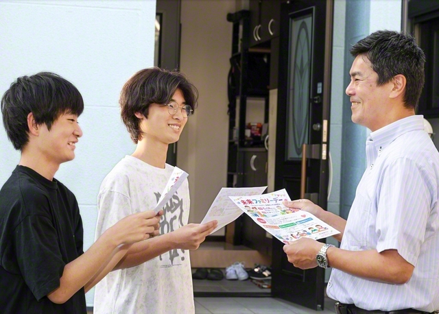 和泉旭日圏の石井圏未来本部長㊨が未来部員のもとへ。チラシを手に語り合った