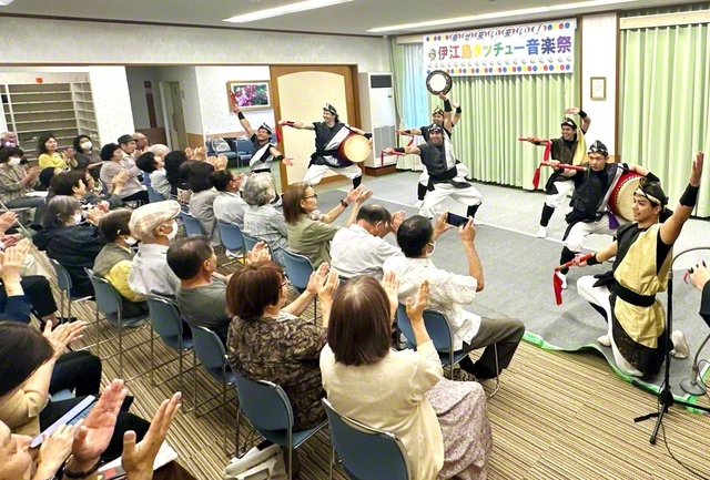 同音楽祭で力強く、にぎやかに舞った「創価沖縄かりゆし太鼓」