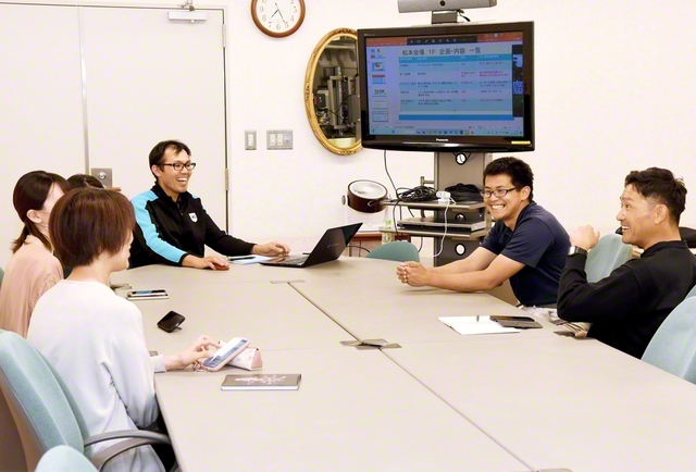 松本平和会館のフェスタの内容を実行委員会メンバーで検討。アイデアを出し合い、笑いが広がる