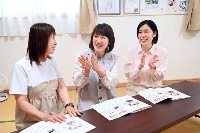 女性部の友と談笑する今井総群馬女性部長㊥