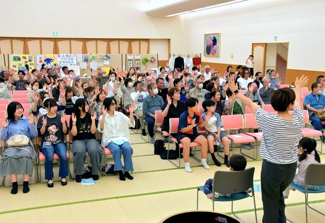 体を動かす「体操」の時間も楽しく（17日、八尾文化会館で）