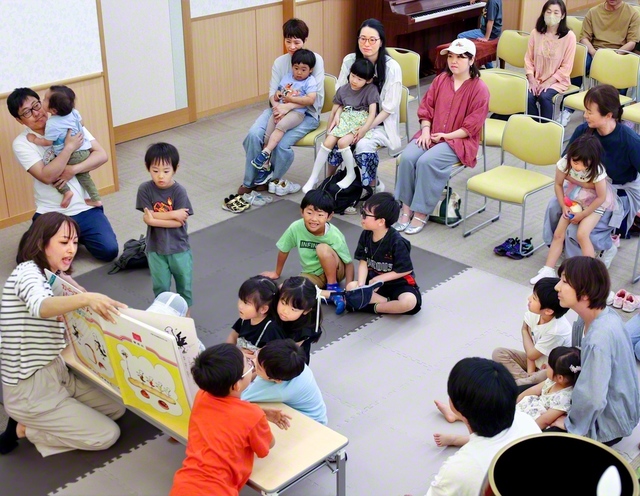 絵本の読み聞かせの様子