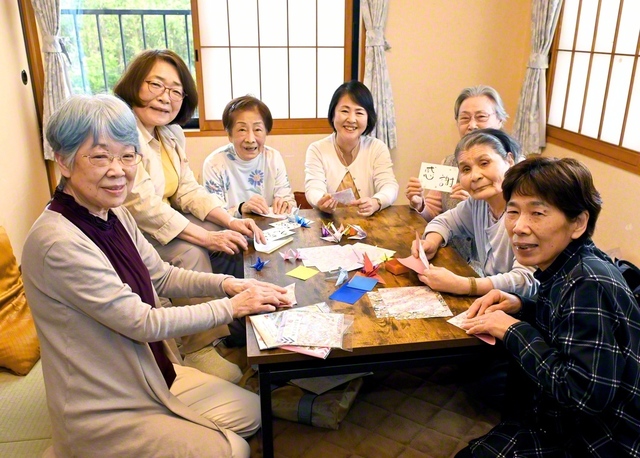 【伊豆圏・池田支部】7人の友が参加した外山グループの集いは23日、下田市内で。VOD番組を視聴後、折り紙で鶴を折りながら、一人一人が入会動機や信仰の確信を語り合った。外山広子グループ長は、「学会創立100周年に向け、共に励まし合って元気に前進しましょう」と呼びかけ、山田智香子圏女性部長が励ました