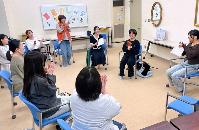 防府栄光圏は12日、防府文化会館で。新任リーダーがあいさつし、柚山子音さんがカリンバ演奏を披露した