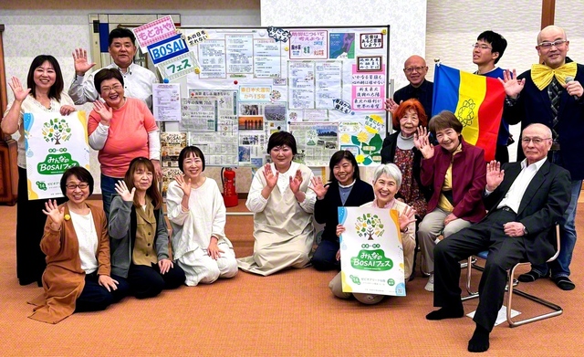 「もとみやBOSAIフェス」で女性部の友が発表に使った模造紙をバックに、本宮地区の友が記念のカメラに