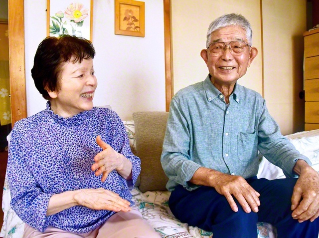 おしどり夫婦の吉尾さん㊨と妻・央子さん