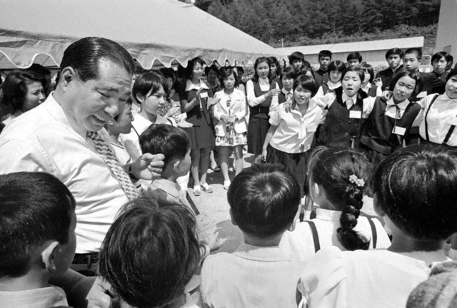 “しっかり勉強するんですよ”“頑健な子になってね”と、子どもたち一人一人に慈父のまなざしを送る池田先生（1973年6月10日、当時の伊香保町のスケートセンターで）