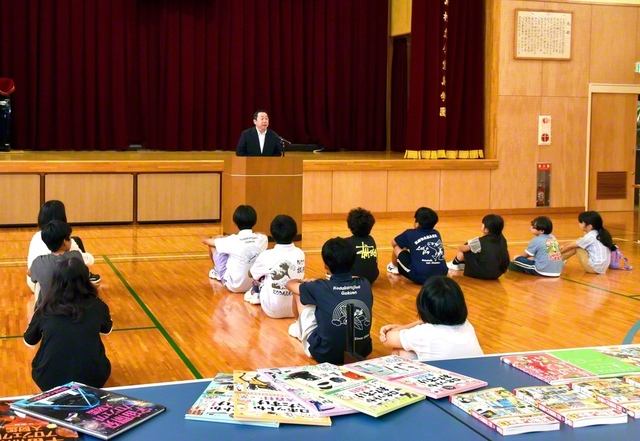 十島村立小宝島学園で行われた図書贈呈式（26日）