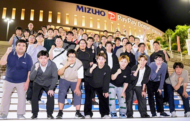 総県男子部の研修会参加者が、昨年末の「世界平和の第九」のメイン会場・みずほPayPayドーム福岡の前で