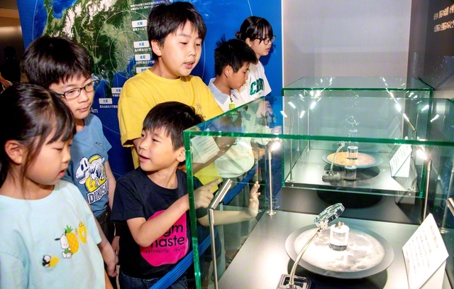 子どもたちは、月や火星由来の隕石に興味津々