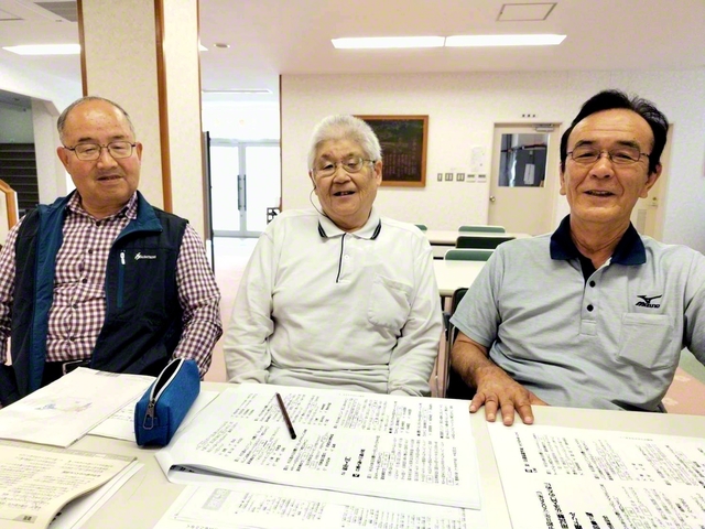 笠井さん㊥は大川良和さん㊨、三木義雄さんと教学を研さん