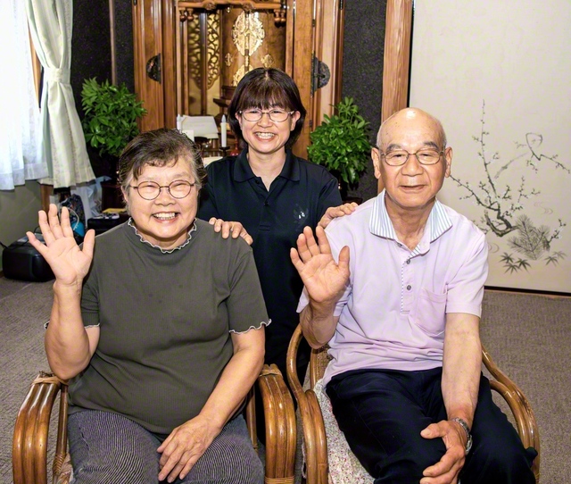清一さん㊨と初子さん㊧。会場の修繕は、長女・石原さんも協力してくれる