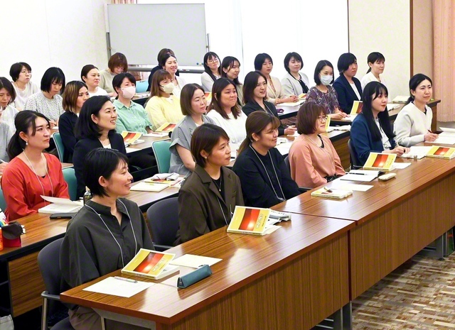 白ゆり大学校の開校式が24日、静岡文化会館で晴れやかに行われた