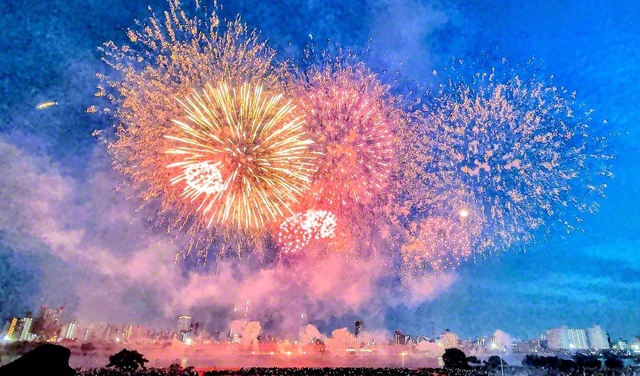 第48回「足立の花火」。夜空を彩った大輪に、夢中でシャッターを。初夏を告げる光と音に、心は躍る（5月30日）