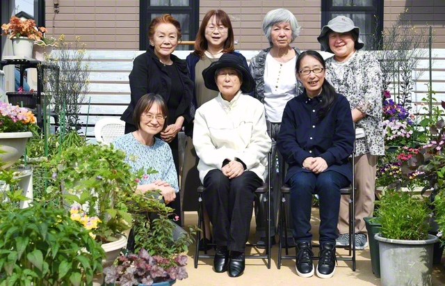 日常的な集いが活力になっている畠山さん（前列左端）のグループ