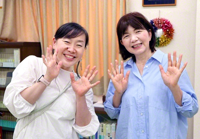明るい笑顔が光る山中さん㊨と斉藤地区女性部長