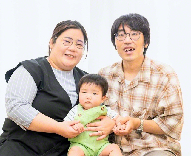 長男の手を優しく取り合う小林さん㊧と夫の守さん