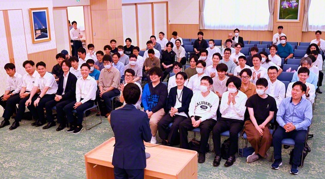 総県男子部の友は広布拡大への決意を新たにした（5月24日、石川平和会館で）