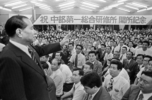 三重研修道場（当時・中部第1総合研修所）の開所記念勤行会で全魂の励ましを送る池田先生（1976年7月23日）