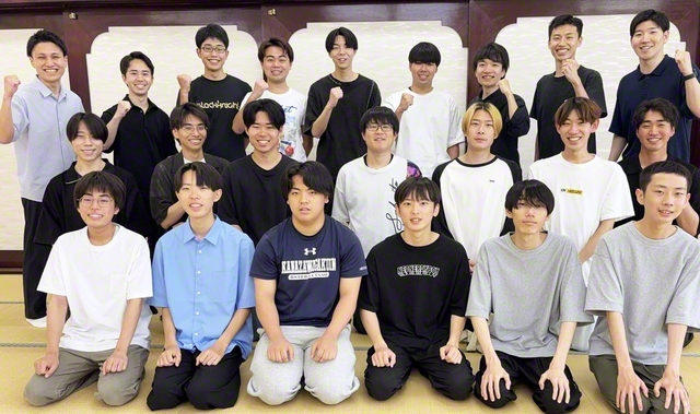 意気軒高に集い合った北陸学生部のメンバー（5月31日、砺波会館で）